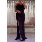 Vestido de fiesta largo con plumas brillantes sin tirantes y abertura en la espalda 