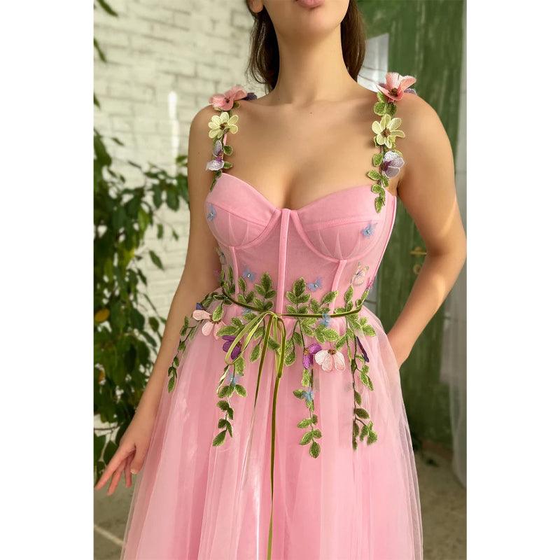Vestido de fiesta rosa con tirantes finos, escote corazón, apliques 3D y bolsillos 