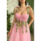 Vestido de fiesta rosa con tirantes finos, escote corazón, apliques 3D y bolsillos 