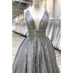 Vestido de fiesta largo de encaje gris con escote en V pronunciado 