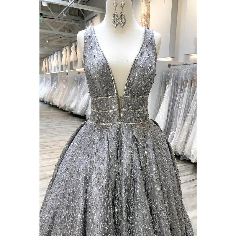 Vestido de fiesta largo de encaje gris con escote en V pronunciado 