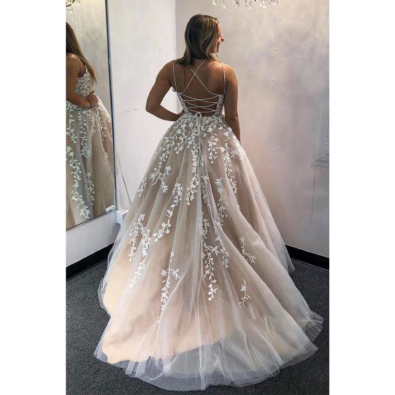 Vestido de fiesta largo de corte A con tirantes cruzados y apliques de tul azul cielo