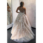 Vestido de fiesta largo de corte A con tirantes cruzados y apliques de tul azul cielo