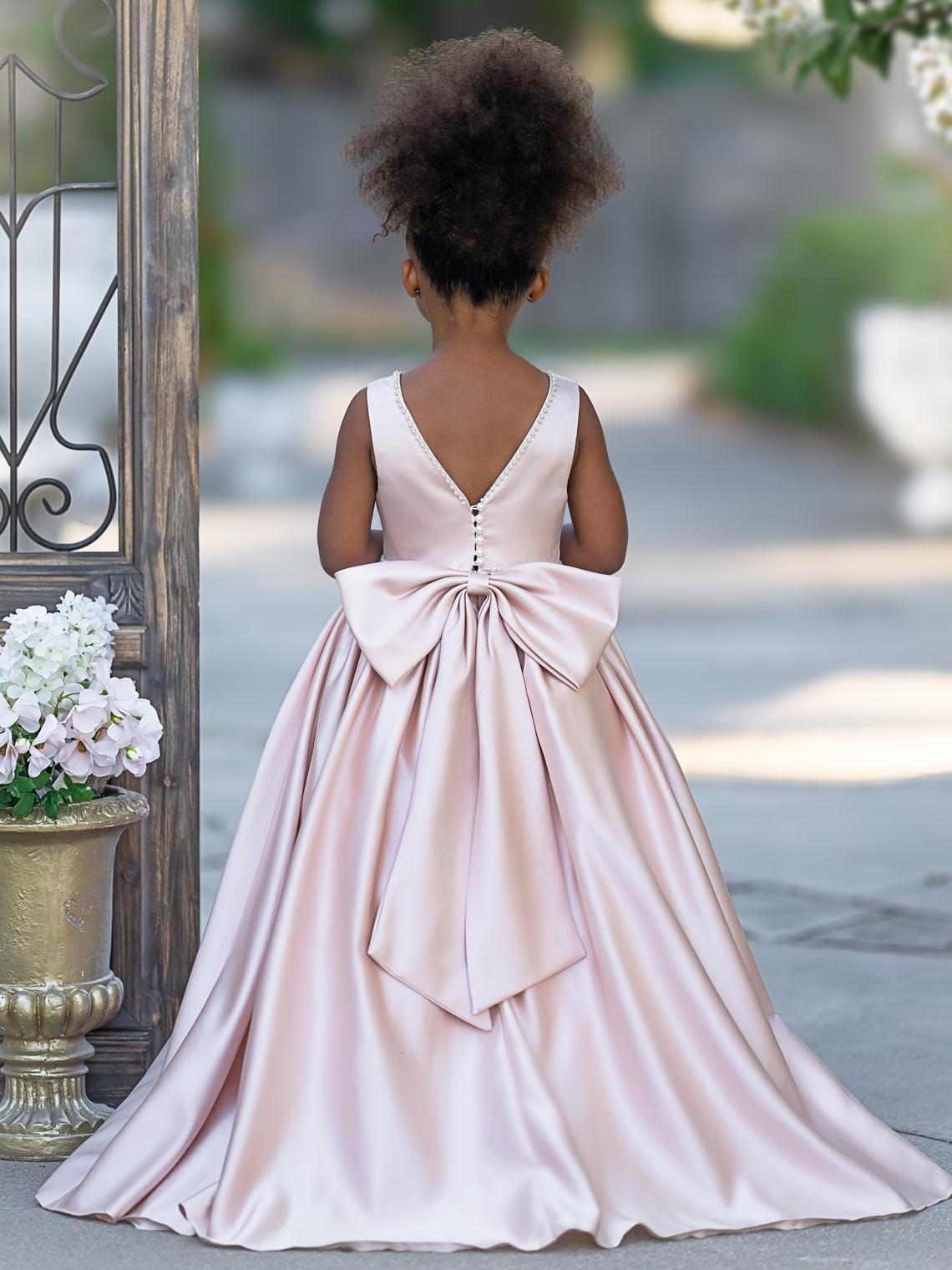 Vestido rosa sin mangas de satén con escote de cuentas y detalle de lazo 