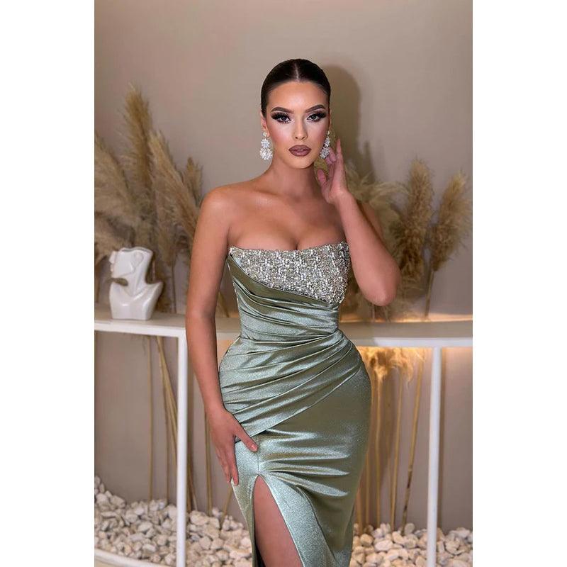 Vestido de noche largo de satén fruncido con lentejuelas y sin tirantes para graduación