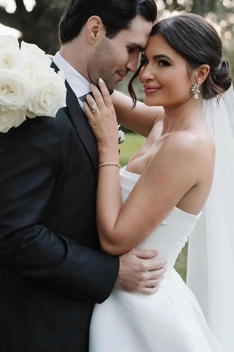 Vestidos de novia de satén blanco, corte A, sin tirantes y con abertura