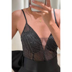 Langes Abendkleid aus Satin mit V-Ausschnitt, Spaghettiträgern und Pailletten in A-Linie