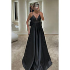 Langes Abendkleid aus Satin mit V-Ausschnitt, Spaghettiträgern und Pailletten in A-Linie