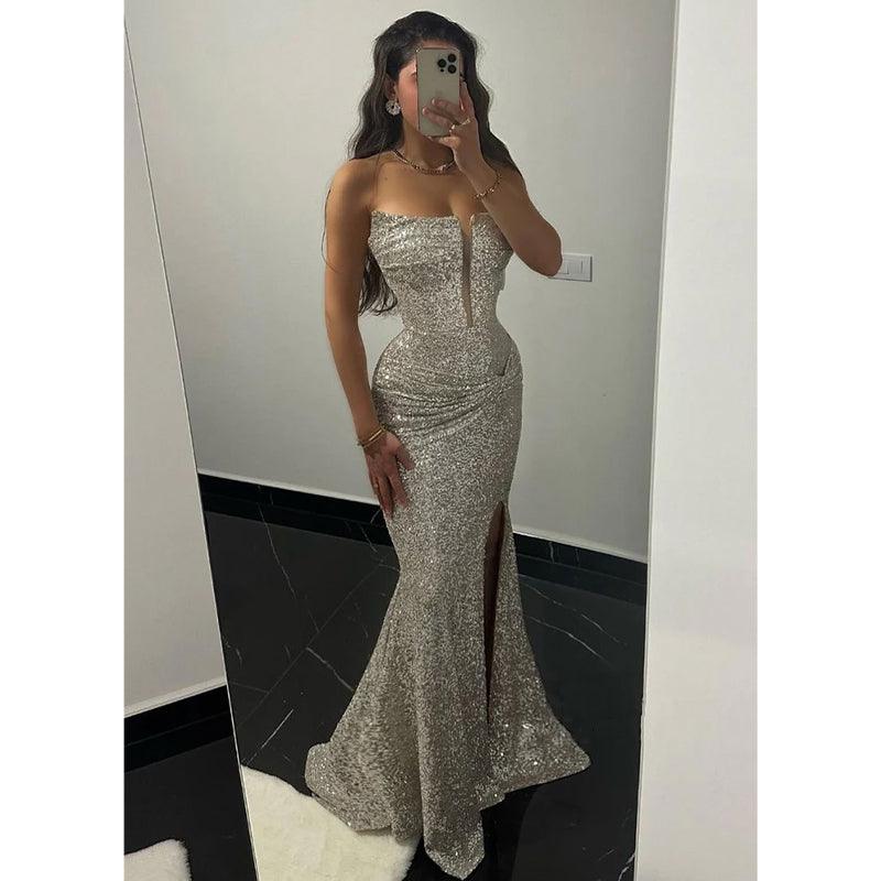 Glitzerndes, trägerloses, langes Etui-Ballkleid mit Schlitz 
