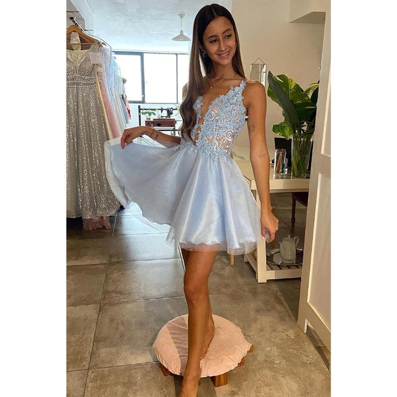 Vestido de fiesta con escote en V pronunciado, apliques de tul y cola desmontable 