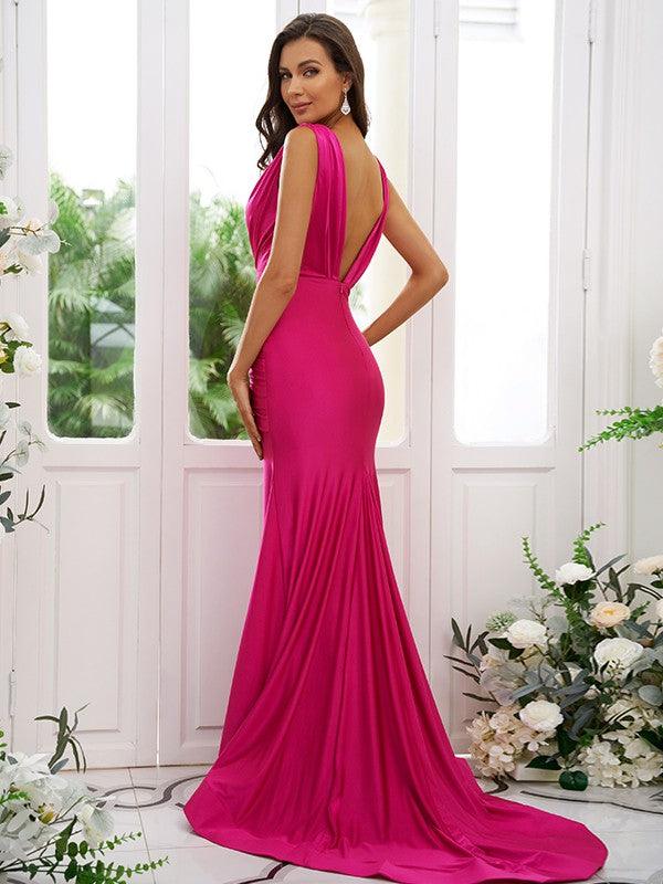 Vestidos de dama de honor de corte trompeta/sirena, jersey fruncido, escote en V, sin mangas, cola larga