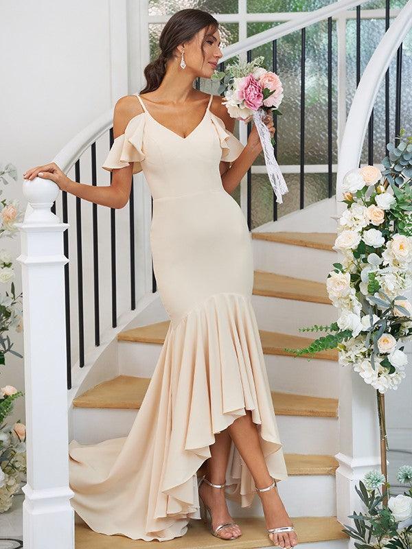 Vestidos de dama de honor asimétricos sin mangas con escote en V y volantes de crepé elástico de corte trompeta/sirena