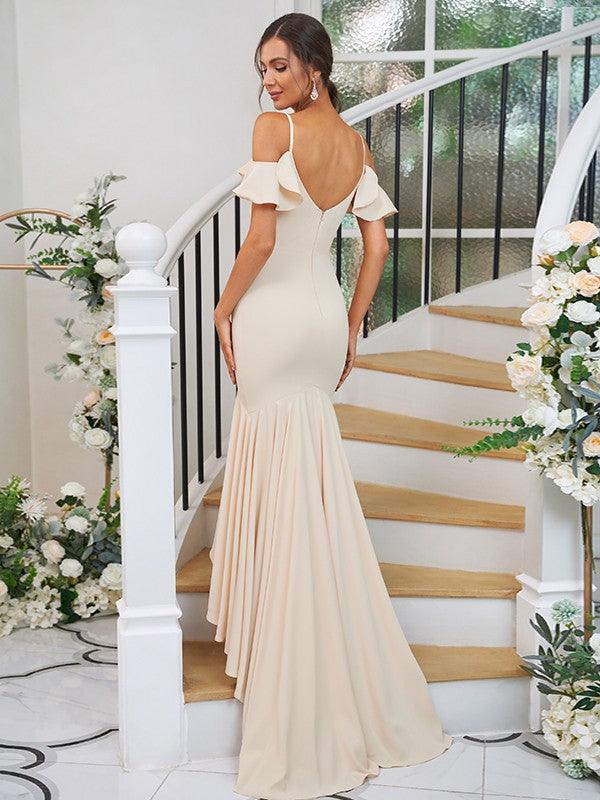 Vestidos de dama de honor asimétricos sin mangas con escote en V y volantes de crepé elástico de corte trompeta/sirena