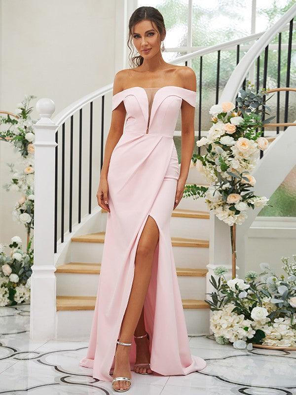 Vestidos de dama de honor con corte tubo/columna, crepé elástico, fruncido, hombros descubiertos, sin mangas, con cola larga