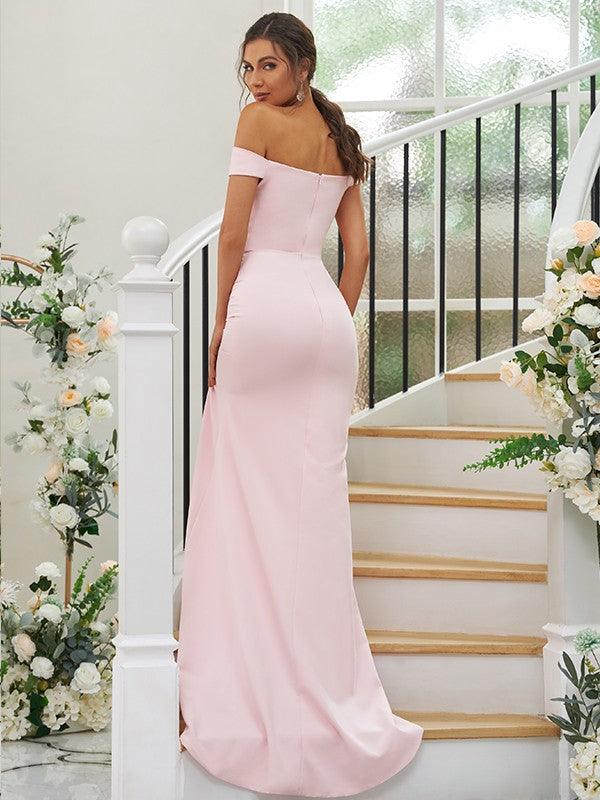 Vestidos de dama de honor con corte tubo/columna, crepé elástico, fruncido, hombros descubiertos, sin mangas, con cola larga