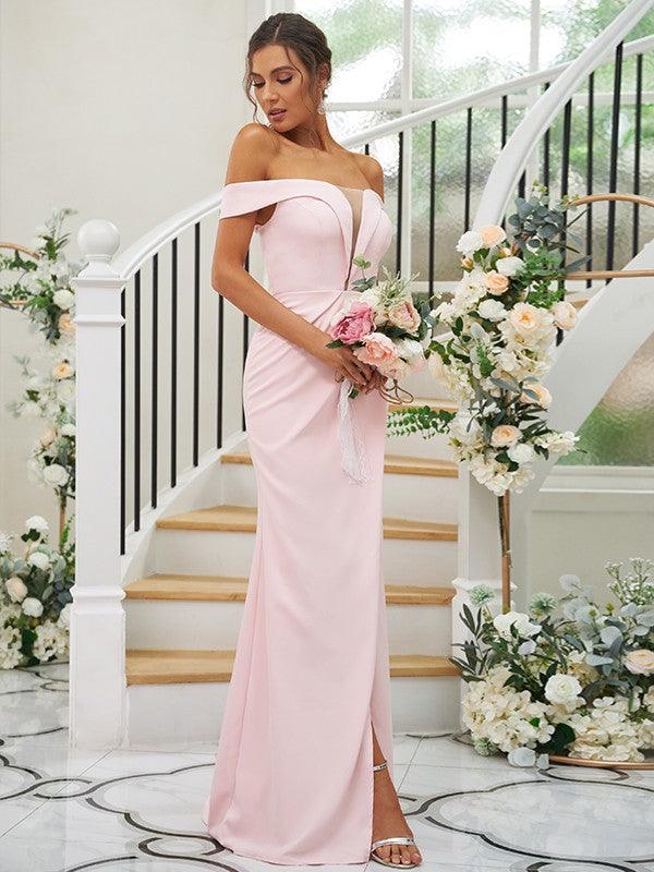 Vestidos de dama de honor con corte tubo/columna, crepé elástico, fruncido, hombros descubiertos, sin mangas, con cola larga