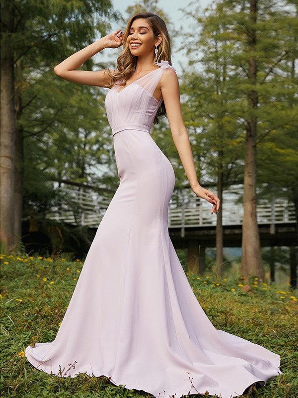 Vestidos de dama de honor de corte trompeta/sirena, de crepé elástico, fruncido, escote en V, sin mangas, con cola larga