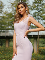 Vestidos de dama de honor de corte trompeta/sirena, de crepé elástico, fruncido, escote en V, sin mangas, con cola larga