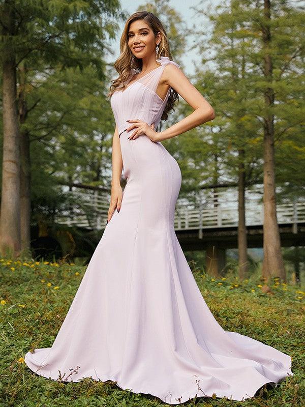 Vestidos de dama de honor de corte trompeta/sirena, de crepé elástico, fruncido, escote en V, sin mangas, con cola larga