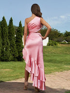 Vestidos de dama de honor de satén estilo seda con volantes, un hombro, sin mangas y hasta el suelo.