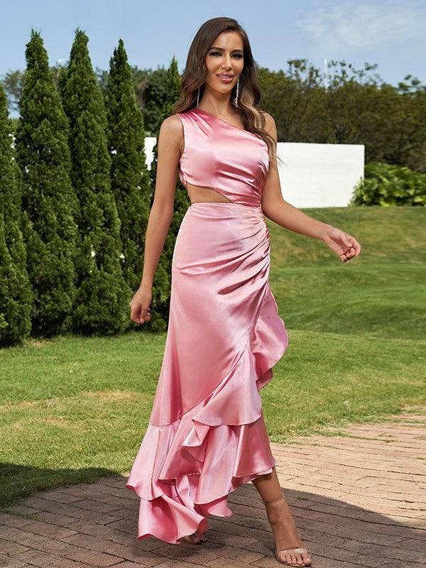 Vestidos de dama de honor de satén estilo seda con volantes, un hombro, sin mangas y hasta el suelo.
