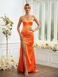 Etui-Linie/Säule Elastischer Satin Rüschen One-Shoulder-Träger Ärmellos Sweep/Pinsel zug Brautjungfernkleider