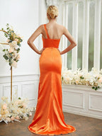 Etui-Linie/Säule Elastischer Satin Rüschen One-Shoulder-Träger Ärmellos Sweep/Pinsel zug Brautjungfernkleider