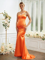 Etui-Linie/Säule Elastischer Satin Rüschen One-Shoulder-Träger Ärmellos Sweep/Pinsel zug Brautjungfernkleider