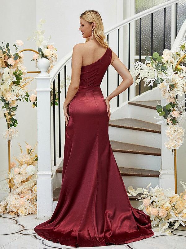 Vestidos de dama de honor con corte tubo/columna, tejido elástico, satén fruncido, un hombro, sin mangas, con cola larga