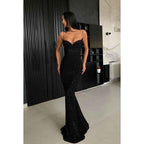 Vestido de noche largo de sirena con tirantes finos y lentejuelas