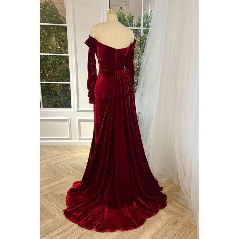 Elegante vestido de fiesta rojo con hombros descubiertos, mangas largas, fruncido y abertura con flores