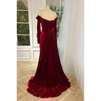 Elegante vestido de fiesta rojo con hombros descubiertos, mangas largas, fruncido y abertura con flores