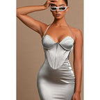 Vestido de noche largo de satén con escote halter y escote corazón