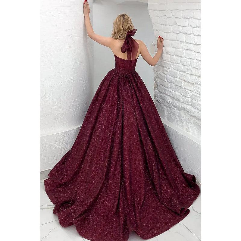 Vestido de fiesta largo burdeos con cuello halter y purpurina 
