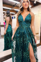 Wunderschönes A-Linien-Ballkleid aus Spitze mit V-Ausschnitt und ärmellosem Schlitz