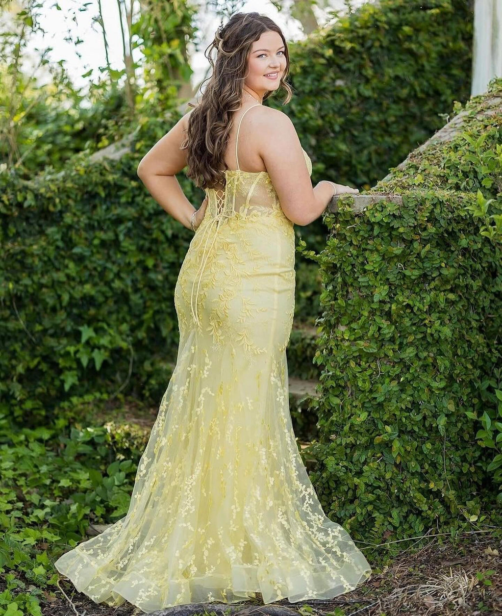 Wunderschönes säulenförmiges, ärmelloses Ballkleid aus Tüll mit Spaghettiträgern und Schlitz vorne