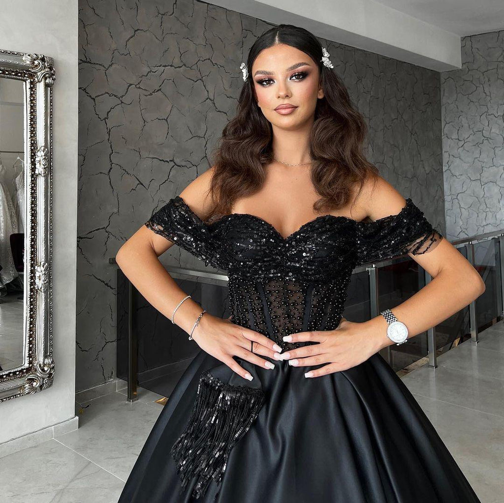 Wunderschönes bodenlanges, schulterfreies A-Linien-Ballkleid aus Satin in Schwarz mit Perlen