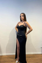 Wunderschönes langes schwarzes Satin-Ballkleid mit Spaghettiträgern und bodenlangem Ärmel und Schlitz