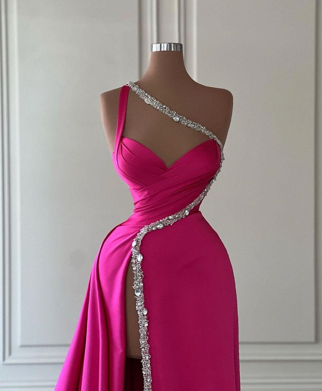 Wunderschönes langes, fuchsiafarbenes, einschultriges, ärmelloses Ballkleid mit Juwelen und Schlitz
