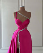 Wunderschönes langes, fuchsiafarbenes, einschultriges, ärmelloses Ballkleid mit Juwelen und Schlitz