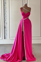 Wunderschönes langes, fuchsiafarbenes, einschultriges, ärmelloses Ballkleid mit Juwelen und Schlitz