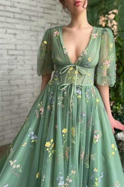 Wunderschönes langes grünes A-Linien-Ballkleid mit V-Ausschnitt und Applikationen