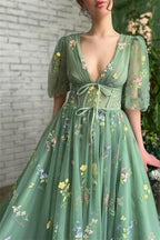 Wunderschönes langes grünes A-Linien-Ballkleid mit V-Ausschnitt und Applikationen