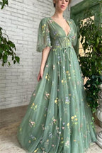 Wunderschönes langes grünes A-Linien-Ballkleid mit V-Ausschnitt und Applikationen