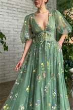 Wunderschönes langes grünes A-Linien-Ballkleid mit V-Ausschnitt und Applikationen