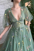 Wunderschönes langes grünes A-Linien-Ballkleid mit V-Ausschnitt und Applikationen