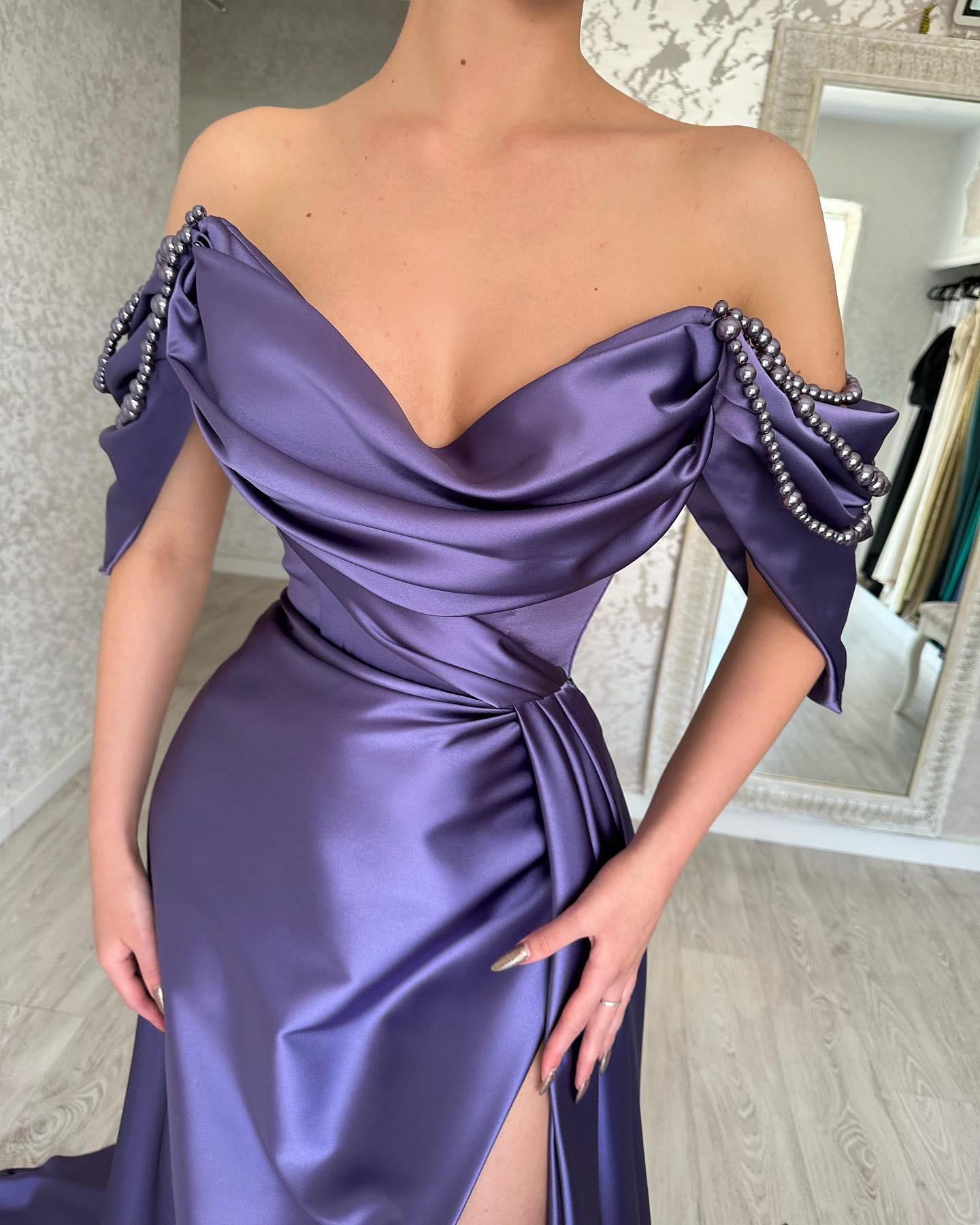 Wunderschönes langes lila A-Linien-Ballkleid mit schulterfreiem ärmellosem Schlitz