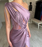 Wunderschönes langes lila One-Shoulder Perlen ärmelloses Ballkleid mit Schlitz