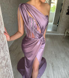 Wunderschönes langes lila One-Shoulder Perlen ärmelloses Ballkleid mit Schlitz