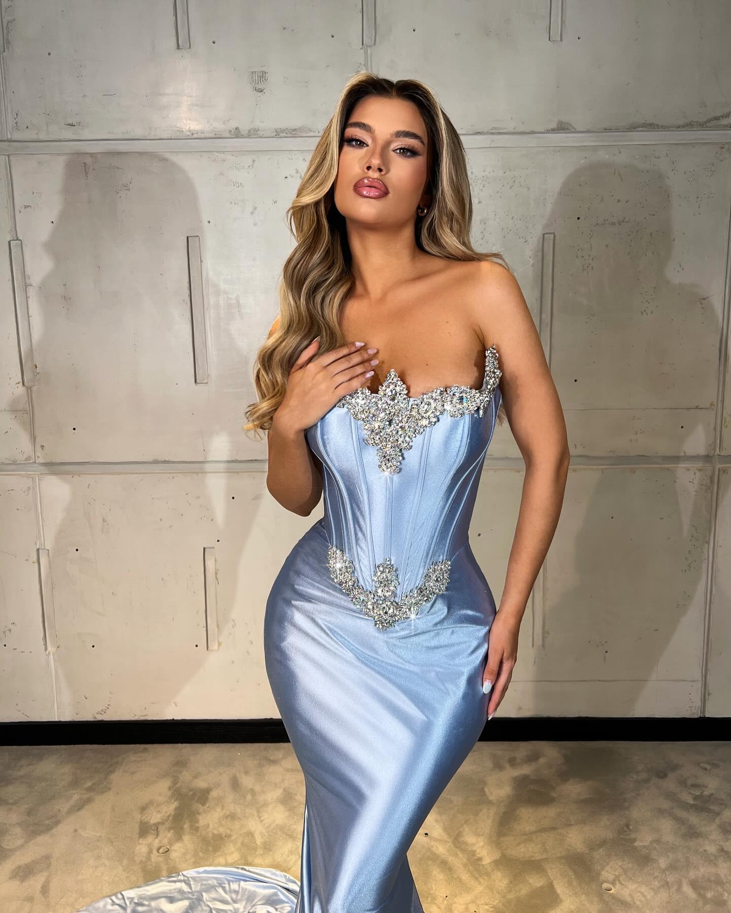 Wunderschönes Meerjungfrau-Abendkleid aus Satin, trägerlos, ärmellos, lang, mit Strasssteinen